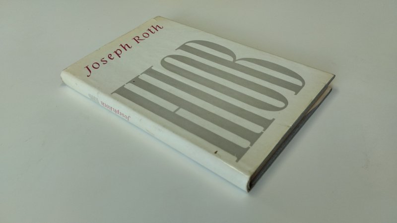 Tweedehands boek: Hiob van auteur Josep Roth - In redelijke staat. Duitstalige hardcover met stofomslag en linnen kaft. Stofomslag verkleurd en met gebruikssporen, linnen band eveneens verkleurd. Pagina’s verkleurd maar compleet en leesbaar.