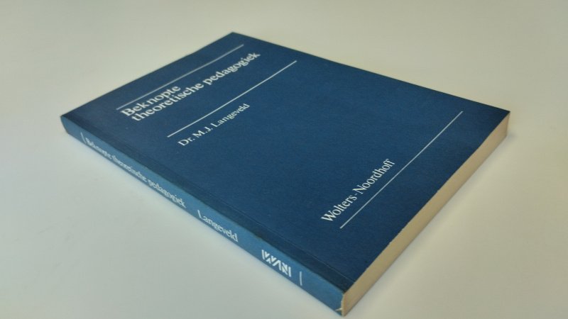 Tweedehands boek: Beknopte theoretische pedagogiek van auteur Martinus Jan Langeveld - In goede staat. Nederlandstalige paperback. Lichte gebruikssporen aan de kaft, pagina’s verkleurd maar netjes. op schutblad iets geschreven.