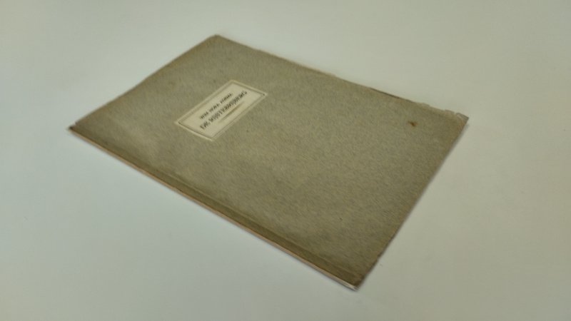 Tweedehands boek: De rijstebrijberg van auteur Wim Hora Adema - In redelijke staat. Nederlandstalige softcover zonder stofomslag. Kaft verkleurd en licht vervormd, met ouderdomssporen; pagina’s eveneens verkleurd met lichte ouderdomsvlekjes (foxing), verder compleet en leesbaar.