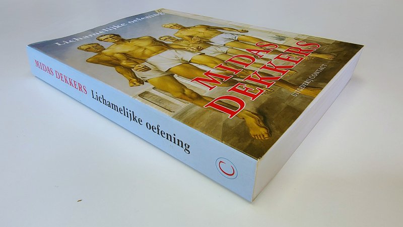 Tweedehands boek: Lichamelijke oefening van auteur Midas Dekkers - Paperback met flappen, oogt aan de buitenkant als nieuw. Bladzijdes langs de randen licht verkleurd, verder onbeschreven en netjes.