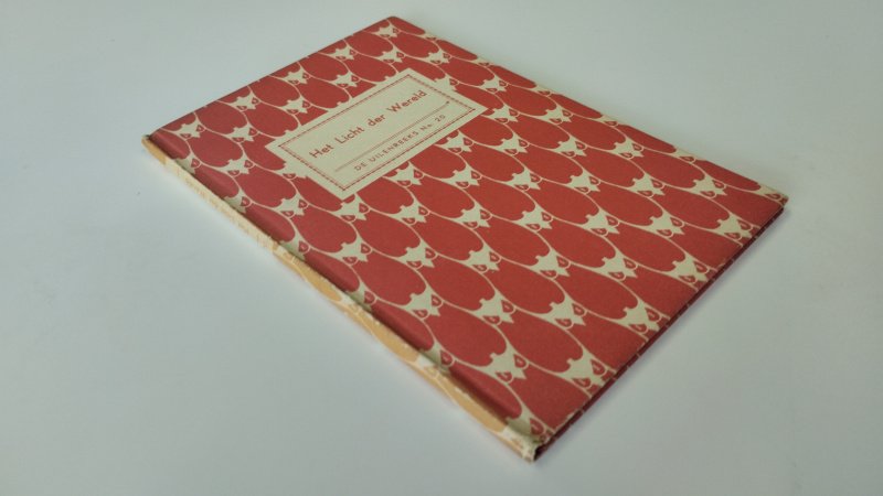 Tweedehands boek: Het licht der wereld van auteur Corrie Jacons en Tony de Ridder - Goede staat. Nederlandstalige softcover zonder stofomslag. Kaft met lichte gebruikssporen en minimale verkleuring; rug licht gekromd. Pagina’s netjes en schoon, licht verkleurd passend bij leeftijd.