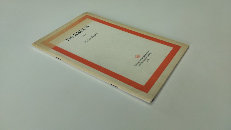 Tweedehands boek: De Kroon van auteur Victor Baarn - In goede staat. Nederlandstalige softcover zonder stofomslag. Kaft licht verkleurd met minimale gebruikssporen; rug netjes. Pagina’s schoon en goed bewaard, lichte verkleuring passend bij leeftijd.