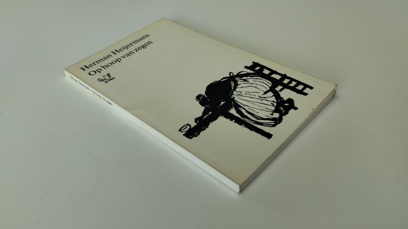 Tweedehands boek: Op hoop van zegen van auteur Herman Heijermans - In goede staat. Nederlandstalige paperback. Kaft licht verkleurd met geringe gebruikssporen; rug licht gekromd. Pagina’s schoon en netjes.