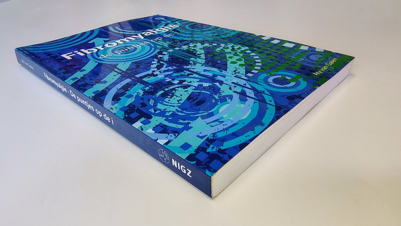 Tweedehands boek: Fibromyalgie van auteur Aty van Galen - Paperback met rechte rug zonder leesvouwen. Minimale gebruikerssporen puntjes kaft. Binnenwerk hele lichte verkleuring witte bladzijdes, verder onbeschreven en netjes.