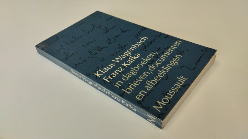 Tweedehands boek: Franz Kafka in dagboeken, brieven, documenten en afbeeldingen van auteur Klaus Wagenbach - In goede staat. Nederlandstalige paperback. Kaft licht verkleurd met gebruikssporen en lichte slijtage aan randen; rug licht gekromd. Pagina’s netjes en schoon, licht verkleurd passend bij leeftijd.