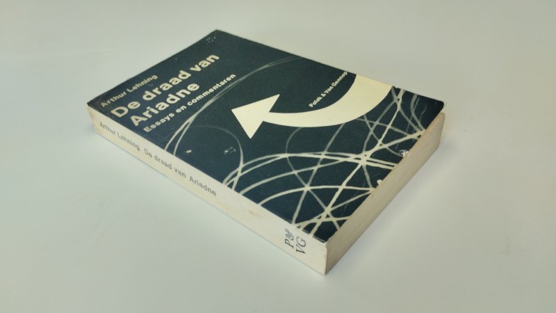 Tweedehands boek: De draad van Ariadne – Essays en commentaren van auteur Arthur Lehning - In goede staat. Nederlandstalige paperback. Kaft met lichte gebruikssporen en kleine beschadigingen aan randen en hoeken; rug licht gekromd. Pagina’s netjes en schoon, licht verkleurd passend bij leeftijd.