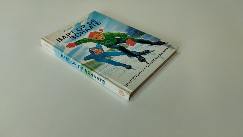 Tweedehands boek: Bart op de schaats van auteur W. van Heemskerk (pseud. van Willy van Roode.) - In goede staat. Nederlandstalige hardcover zonder stofomslag. Kaft lichte gebruikssporen en lichte slijtage aan hoeken; naam op titelblad rest van  pagina’s netjes en schoon, licht verkleurd passend bij leeftijd.
