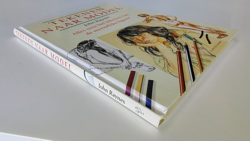 Tweedehands boek: Tekenen naar model, alles over het tekenen van de menselijke figuur van auteur John Raynes - Hardcover oogt aan de buitenkant als nieuw, witte bladzijdes hele lichte verkleuring, verder onbeschreven en netjes.