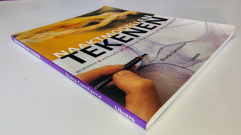 Tweedehands boek: Naaktmodellen tekenen van auteur Diana Constance - Paperback met lichte verkleuring witte bladzijdes, verder onbeschreven en netjes.