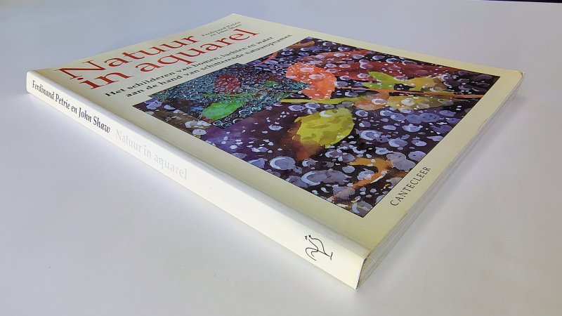 Tweedehands boek: Natuur in Aquarel van auteur Ferdinand Petrie en John Shaw - Paperback met verkleurde kaft en rug en lichte verkleuring van de witte bladzijdes, verder onbeschreven en netjes.