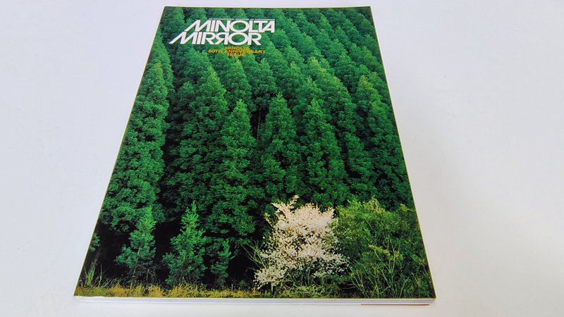 Tweedehands boek: Minolta Mirror 1978 50th anniversary issue van auteur redacteur Richard Bryant - Engelstalige paperback, rechte rug zonder leesvouwen. Hoogglans kaft voorzijde zeer mooi, achterzijde een enkele veeg. Binnenwerk van zwaar glanspapier is schoon, onbeschreven en witte bladzijdes licht verkleurd.