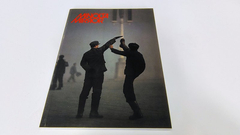 Tweedehands boek: Minolta Mirror 1984 van auteur redacteur Richard Bryant - Engelstalige paperback, rechte rug zonder leesvouwen. Hoogglans kaft voorzijde zeer mooi, achterzijde een enkele veeg. Binnenwerk van zwaar glanspapier is schoon, onbeschreven en witte bladzijdes licht verkleurd.