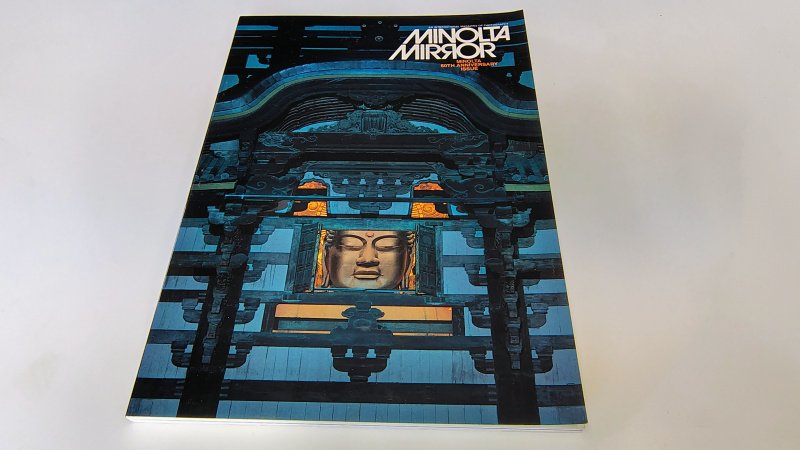 Tweedehands boek: Minolta Mirror 1988 van auteur redacteur Richard Bryant - Engelstalige paperback, rechte rug zonder leesvouwen. Hoogglans kaft voorzijde zeer mooi, achterzijde een enkele veeg. Binnenwerk van zwaar glanspapier is schoon, onbeschreven en witte bladzijdes licht verkleurd.