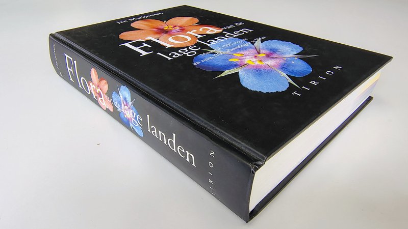 Tweedehands boek: Flora van de lage landen van auteur Jan Marijnissen - Hardcover met minimale gebruikerssporen puntjes kaft. Lichte verkleuring van de witte bladzijdes dit zijn 14 bladzijdes voorin en achterin, verder schoon en onbeschreven