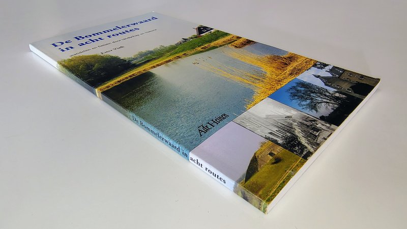 Tweedehands boek: Achter de dijken van auteur Samengesteld: René van Stipriaan - Paperback met rechte rug zonder leesvouwen, minimale gebruikerssporen puntjes kaft. Aantekening voorin, verder onbeschreven en netjes.