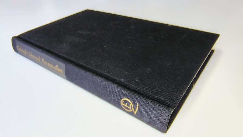 Tweedehands boek: Een man alleen van auteur Christopher Isherwood - Zwart linnen hardcover, zonder omslag. Lichte veeg op voor en achterkant kaft. Naam voorin, verder onbeschreven en netjes.