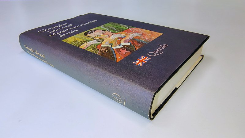 Tweedehands boek: Meneer Norris neemt de trein van auteur Christopher Isherwood - Hardcover met stofomslag. Omslag verkleurd en lichte slijtage langs de randen. Naam voorin, verder onbeschreven en netjes.