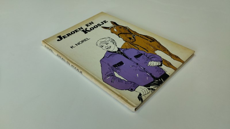 Tweedehands boek: Jeroen en koosje van auteur K. Norel - In goede staat. Nederlandstalige hardcover. Kaft vertoont lichte slijtage en verkleuring aan randen; binnenwerk in nette staat met lichte verkleuring passend bij de leeftijd en naam voorin geschreven.