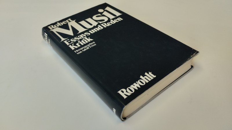 Tweedehands boek: Essays und reden Kritik, herausgaben vin Adolf Frise van auteur Robert Musil - In redelijke staat. Duitstalige hardcover met stofomslag. Stofomslag vertoont slijtage; binnenwerk met potloodaantekeningen en lichte verkleuring passend bij de leeftijd.