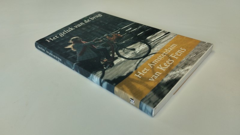 Tweedehands boek: Het geluk van de brug van auteur Kees Fens - In goede staat. Nederlandstalige paperback met flappen. Kaft vertoont lichte gebruikssporen; binnenwerk schoon en goed behouden.