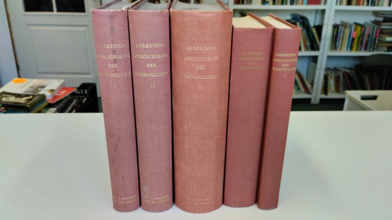 Tweedehands boek: Geschiedenis der ‘Koninklijke’ van auteur Dr. C. Gerretson - In goede staat. Linnen banden vertonen lichte slijtage en verkleuring; binnenwerken in nette staat met lichte verkleuring passend bij de leeftijd. Set samengesteld uit verschillende drukken/uitgevers.