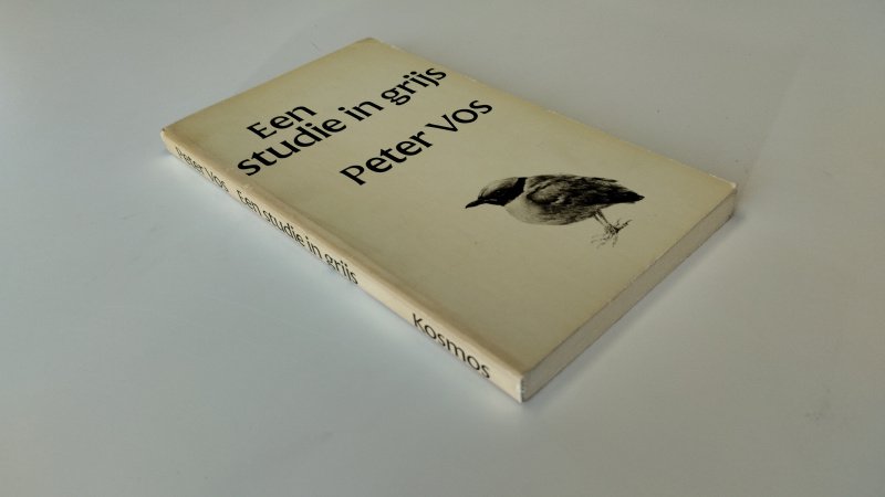 Tweedehands boek: Een studie in grijs van auteur Peter Vos - In goede staat. Nederlandstalige paperback. Kaft vertoont lichte verkleuring en gebruikssporen; Mooie Ex-Libris. binnenwerk schoon en goed behouden. (iets verkleurd)