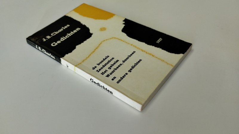 Tweedehands boek: Gedichten van auteur J.B. Charles - In redelijke staat. Nederlandstalige paperback. Kaft vertoont lichte verkleuring en gebruikssporen; binnenwerk met ouderdomsvlekjes (foxing) op binnenkant kaft en titelpagina, verder netjes.
