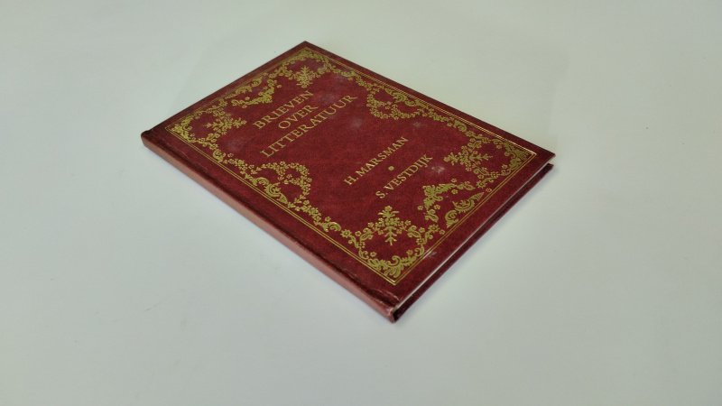 Tweedehands boek: Brieven over literatuur van auteur H. Marsman & S. Vestdijk - In goede staat. Nederlandstalige hardcover. Kaft vertoont lichte slijtage en verkleuring; binnenwerk in nette staat met lichte verkleuring passend bij de leeftijd, schutblad verkleurd.
