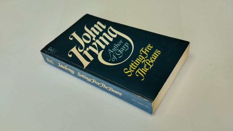 Tweedehands boek: Setting Free The Bears van auteur John Irving - In redelijke staat. Engelstalige paperback. Kaft met duidelijke gebruikssporen en slijtage aan randen en hoeken; rug licht verkleurd. Pagina’s vergeeld maar compleet en goed leesbaar.