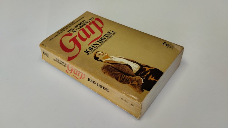 Tweedehands boek: The World According to Garp van auteur John Irving - In redelijke staat. Engelstalige paperback. Naam voorin. Kaft met duidelijke gebruikssporen en verkleuring; rug licht beschadigd. Pagina’s vergeeld maar compleet en goed leesbaar.