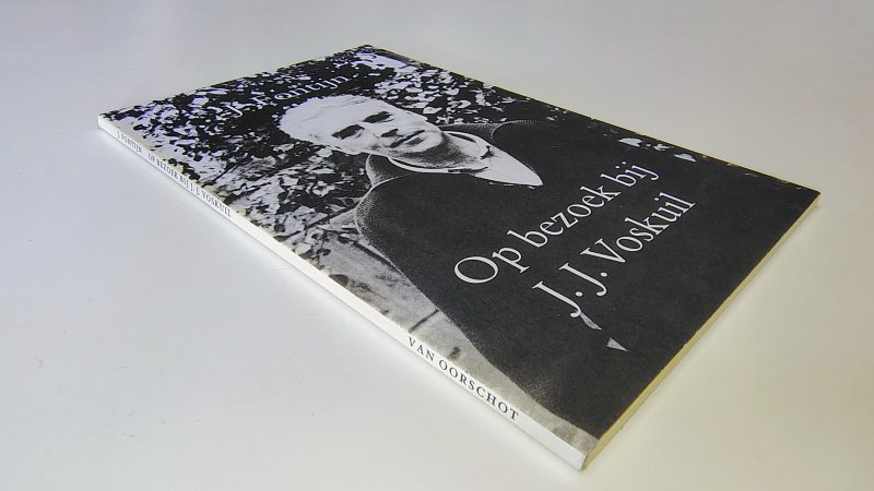 Tweedehands boek: Op bezoek bij J.J. Voskuil van auteur J. Fontijn - Paperback met lichte verkleuring rug en ex-libris stempel voorin, verder onbeschreven en netjes.