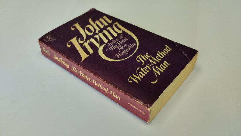 Tweedehands boek: The Water-Method Man van auteur John Irving - In redelijke staat. Engelstalige paperback. Kaft heeft duidelijke gebruikssporen en lichte slijtage aan randen en hoeken; boekblok licht verkleurd maar verder in redelijke staat. Gekromde rug, naam voorin geschreven.