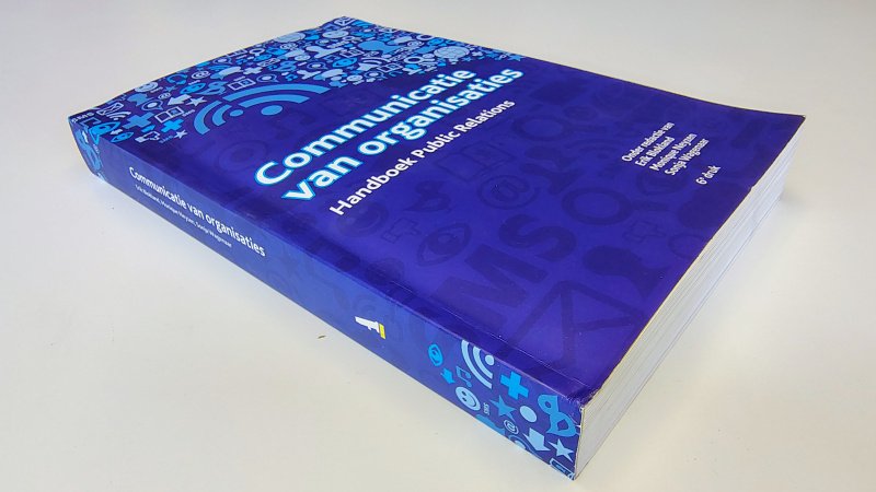 Tweedehands boek: Communicatie van organisaties van auteur Redactie Erik Blokland - Paperback zesde geheel herziene druk. Lichte omslag vouw langs de rug, lichte gebruikerssporen puntjes kaft. Bladzijdes aan de bovenzijde bobbelig, aantekening voorin, verder onbeschreven en netjes.
