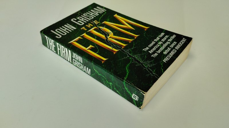 Tweedehands boek: The Firm van auteur John Grisham - In redelijke staat. Engelstalige paperback. Kaft duidelijke gebruikssporen en lichte kreukels, voorin geschreven,  hoekjes gesleten. Pagina’s verkleurd maar compleet.