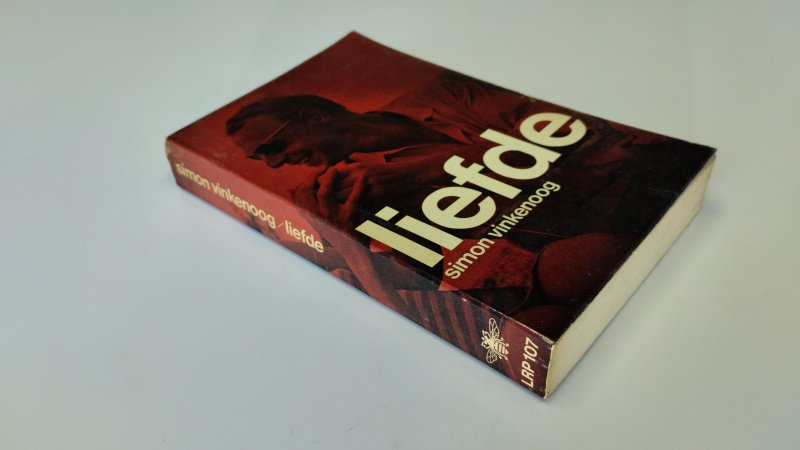 Tweedehands boek: Liefde van auteur Simon Vinkenoog - In redelijke staat. Nederlandstalige paperback. Gesigneerd door auteur op schutblad (zie foto). Kaft duidelijke gebruikssporen en slijtage aan randen en rug. Pagina’s verkleurd door leeftijd.