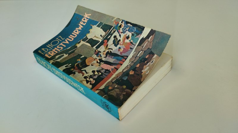 Tweedehands boek: Ernstvuurwerk van auteur F. B. Hotz - In redelijke staat. Nederlandstalige paperback. Kaft duidelijke gebruikssporen en lichte slijtage aan randen en rug. Pagina’s verkleurd maar compleet.