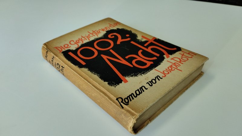 Tweedehands boek: 1002 Nacht van auteur Joseph Roth - In redelijke staat. Duitstalige hardcover. Kaft duidelijke gebruikssporen, verkleuring en slijtage aan randen en hoeken. Rug en band licht beschadigd. Pagina’s verkleurd door leeftijd maar compleet.