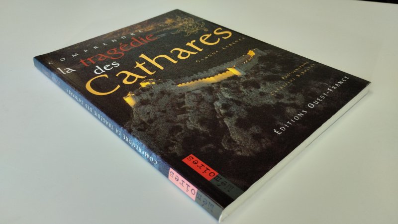 Tweedehands boek: Comprendre la tragédie des cathares van auteur Claude Lebédel - In goede staat. Franstalige paperback. Kaft lichte gebruikssporen, binnenwerk netjes en rijk geïllustreerd. Ex-Libris voorin.