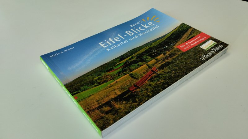 Tweedehands boek: Eifel-Blicke 02 van auteur Maria A. Pfeifer - In goede staat. Duitstalige paperback. Kaft lichte gebruikssporen, binnenwerk netjes en rijk geïllustreerd.