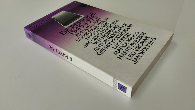 Tweedehands boek: De periode 1945-1975, nederlandse letterunde 15 van auteur Ron van Riet - In goede staat. Nederlandstalige paperback. Kaft lichte gebruikssporen en lichte verkleuring, binnenwerk netjes.