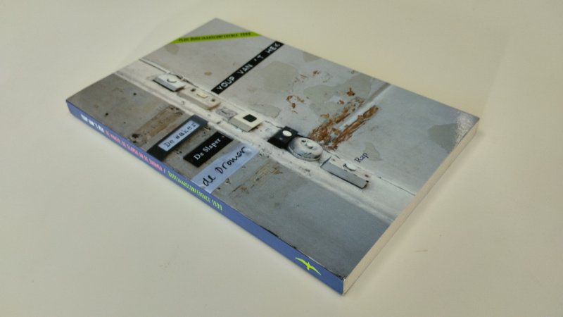 Tweedehands boek: De waker, de slaper en de dromer/ mond vol tanden van auteur Youp van 't Hek - In goede staat. Nederlandstalige paperback. Kaft en binnenwerk in zeer nette staat.