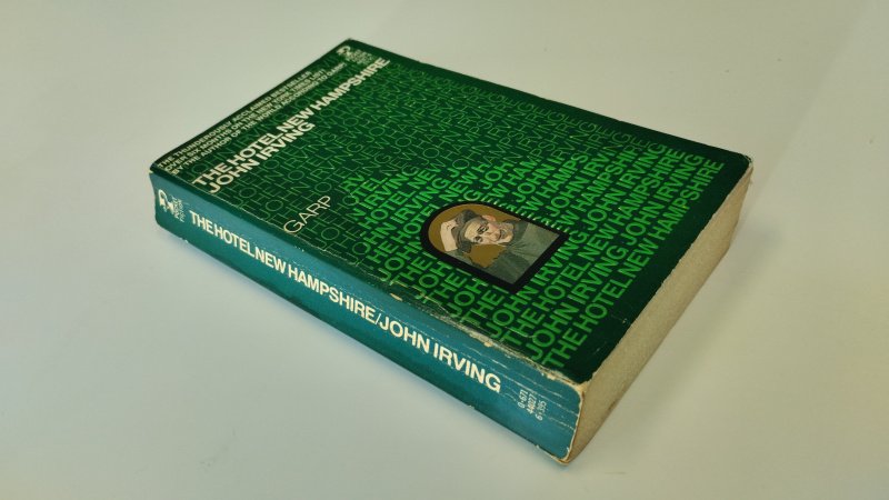 Tweedehands boek: The Hotel New Hampshire van auteur John Irving - In redelijke staat. Engelstalige pocket. Kaft duidelijke slijtage en gebruikssporen, randen en hoeken beschadigd. Naam voorin geschreven. Binnenwerk verder compleet en leesbaar.