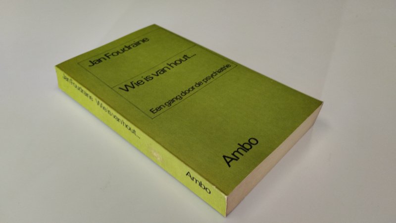 Tweedehands boek: Wie is van hout ... van auteur Jan Foudraine - In goede staat. Nederlandstalige paperback. Kaft lichte gebruikssporen en verkleuring, binnenwerk netjes en compleet. Typex op schutblad.