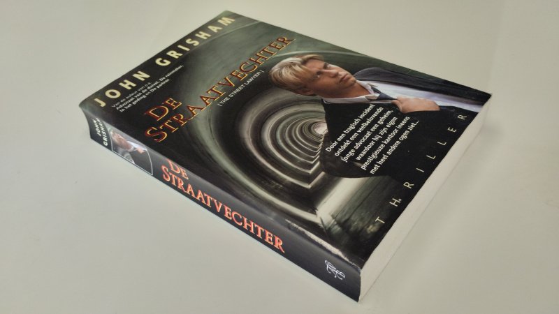 Tweedehands boek: De straatvechter van auteur John Grisham - In redelijke staat. Nederlandstalige paperback. Kaft lichte gebruikssporen, binnenwerk netjes en compleet.  Gekromde rug