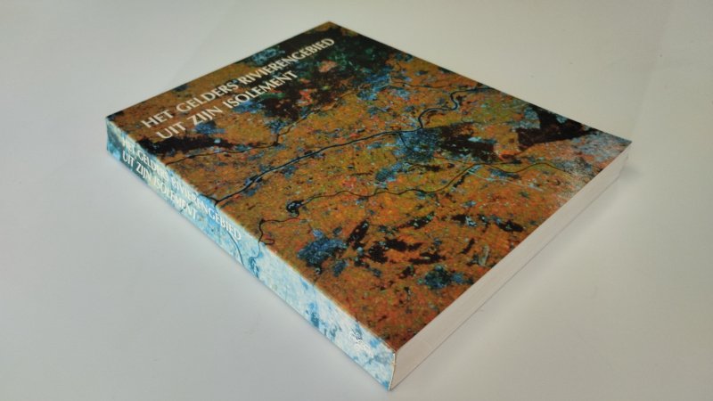 Tweedehands boek: Het Gelders rivierengebied uit zijn isolement van auteur H.P. Bruin - In redelijke staat. Nederlandstalige paperback. Kaft lichte gebruikssporen. scheve rug, kaft is verkleurd. Binnenwerk netjes en compleet.