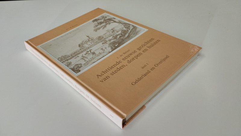 Tweedehands boek: Achttiende-eeuwse gezichten van steden, dorpen en huizen naar het leven getekend: Gelderland en Overijssel van auteur Jan de Beyer, H. Romers - In goede staat. Nederlandstalige hardcover. Kaft lichte gebruikssporen. Binnenwerk netjes en compleet.