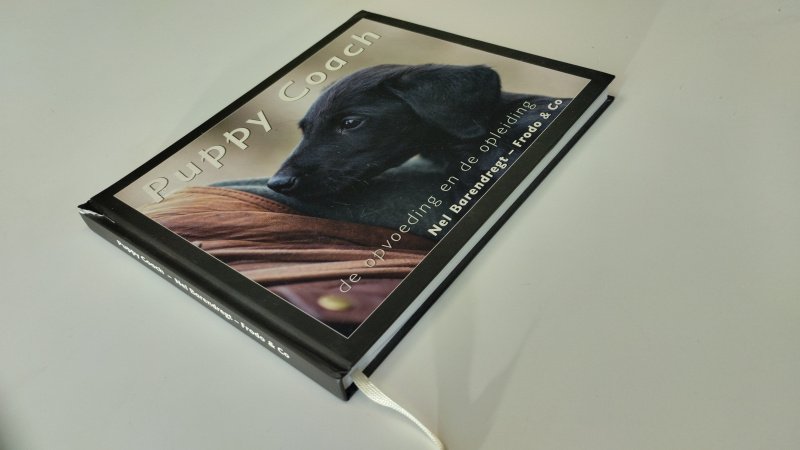 Tweedehands boek: Puppy coach van auteur Nel Barendregt - In goede staat. Nederlandstalige hardcover. Scheurtje bovenaan bij de rug aan de voorkant kaft, verder lichte gebruikssporen. Pagina’s netjes en schoon.