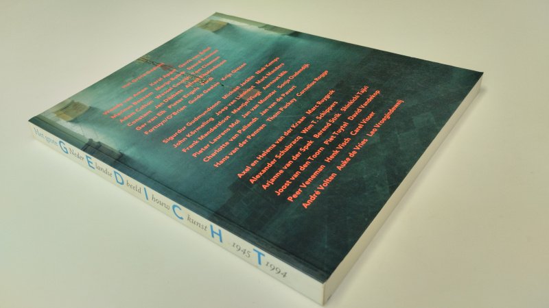 Tweedehands boek: Het grote gedicht, Nederlandse beeldhouwkunst 1945-1994 van auteur Jan Brand - In goede staat. Nederlandstalige paperback. Kaft lichte gebruikssporen, pagina’s licht verkleurd, maar netjes en schoon.
