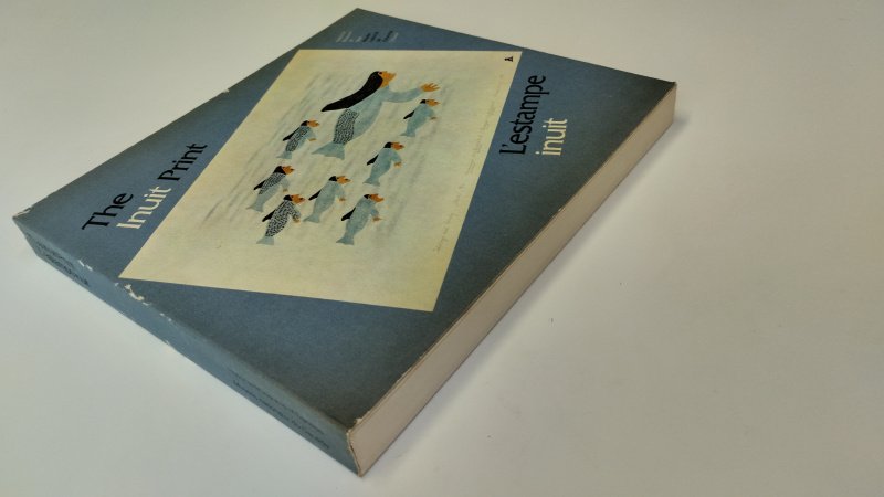 Tweedehands boek: The Inuit Print / L’estampe inuit van auteur Helga Goetz - In redelijke staat. Engelstalige en Franstalige paperback. Kaft duidelijke slijtage aan randen en hoeken, pagina’s netjes en schoon