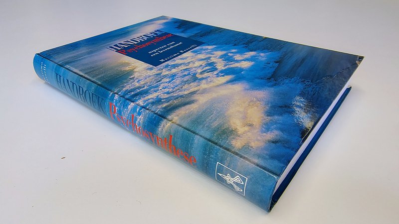 Tweedehands boek: Handboek psychosynthese van auteur Massimo Rosselli, Imelda de Koning - Hardcover met minimale gebruikerssporen onderste puntjes kaft. Hele lichte verkleuring witte bladzijdes, bijna niet zichtbaar verder onbeschreven en netjes.